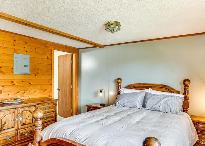 Riverfront W/ On-site Fishing & Views Holiday home