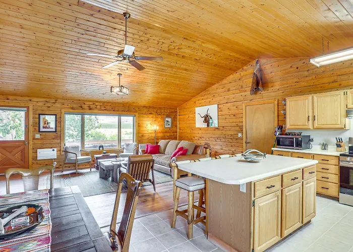 Riverfront W/ On-site Fishing & Views