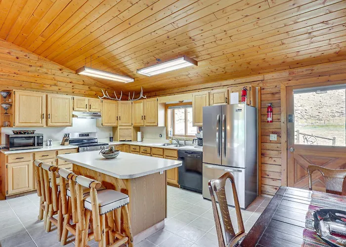 Riverfront W/ On-site Fishing & Views Holiday home