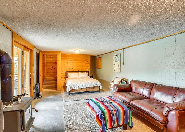 Holiday home Riverfront W/ On-site Fishing & Views *
