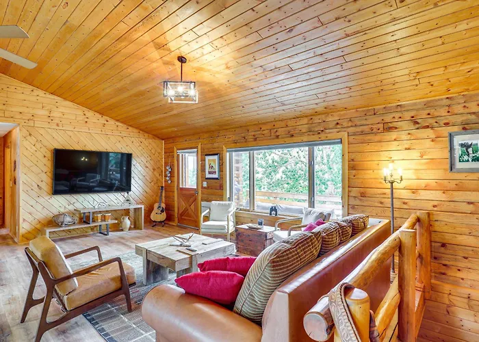 Riverfront W/ On-site Fishing & Views Dubois