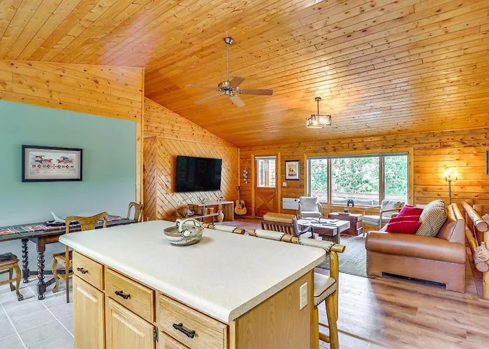 Riverfront W/ On-site Fishing & Views *