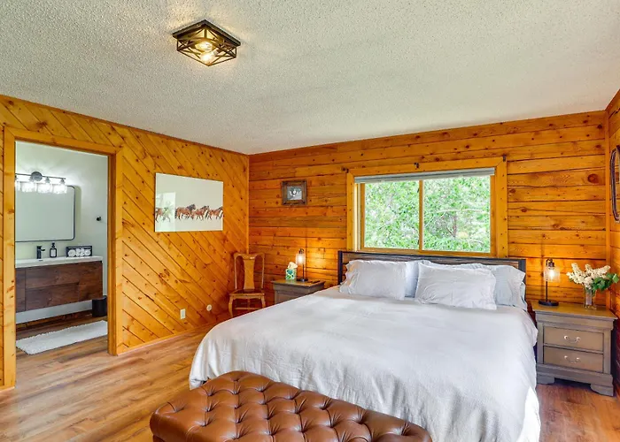 Holiday home Riverfront W/ On-site Fishing & Views *